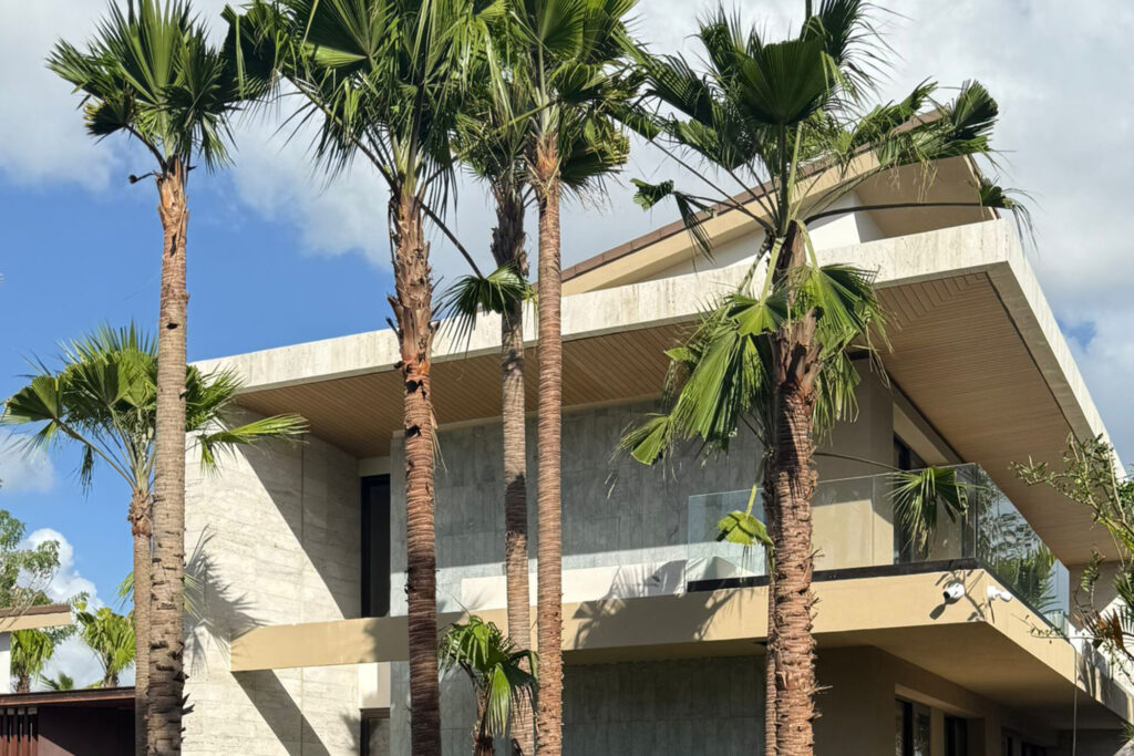 materiales a la vista y elementos arquitectónicos sobrios